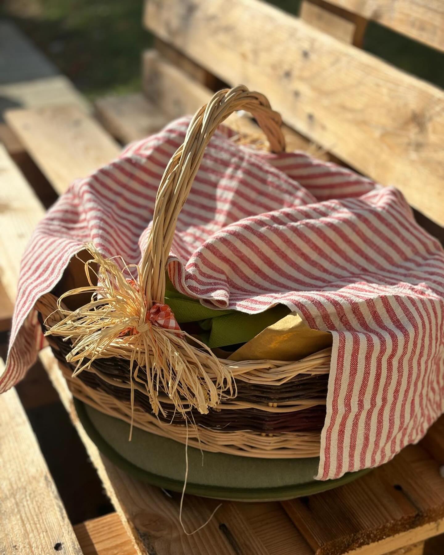 Una buona colazione è un bel sorriso regalato di prima mattina Vieni a scoprire il nostro cesto della colazione 🧺 🍐🍊🥐🥖