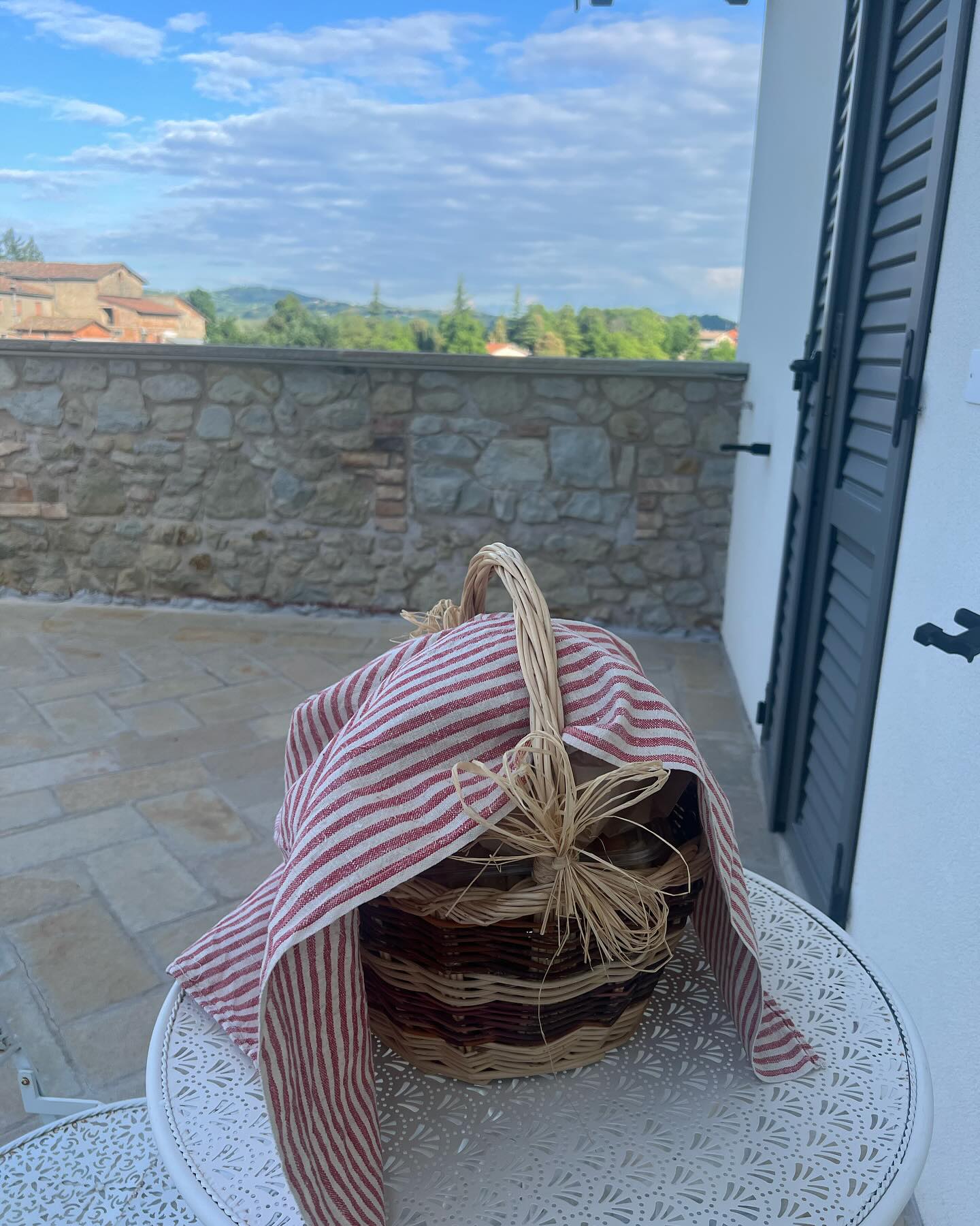 Una buona colazione è un bel sorriso regalato di prima mattina Vieni a scoprire il nostro cesto della colazione 🧺 🍐🍊🥐🥖